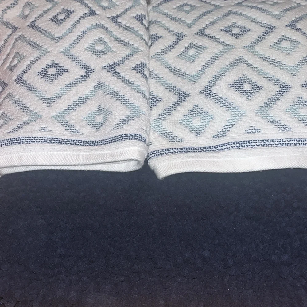 ⭐️🌴 Beau Monde Geometric Patterned Blue & White Towels w/Matching Bath Rug